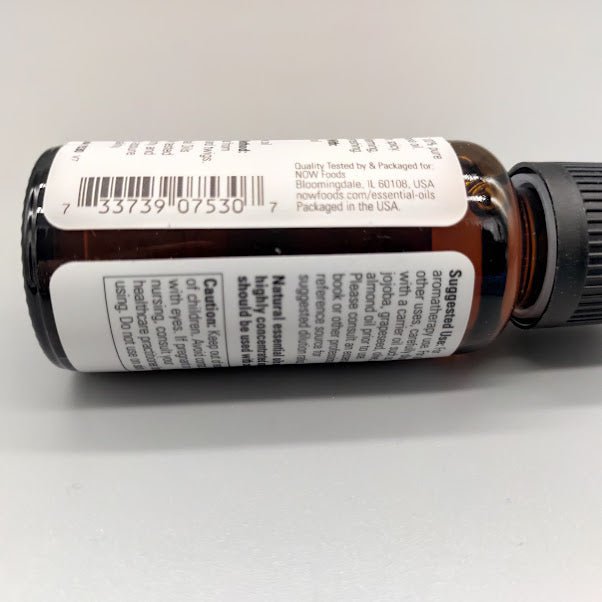 Aceite esencial de canela - 100% Pure - Cinnamon Cassia - 1oz de Now Essential Oils — vista lateral del envase (foto de archivo)