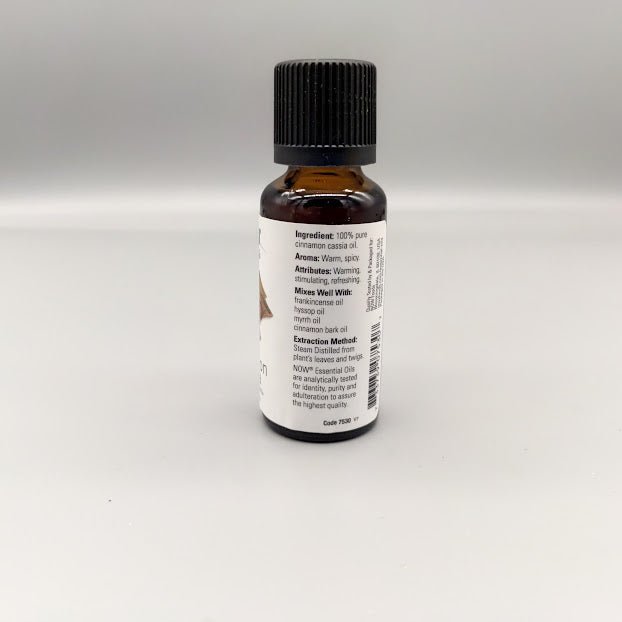 Aceite esencial de canela - 100% Pure - Cinnamon Cassia - 1oz de Now Essential Oils — etiqueta con los ingredientes (foto de archivo)