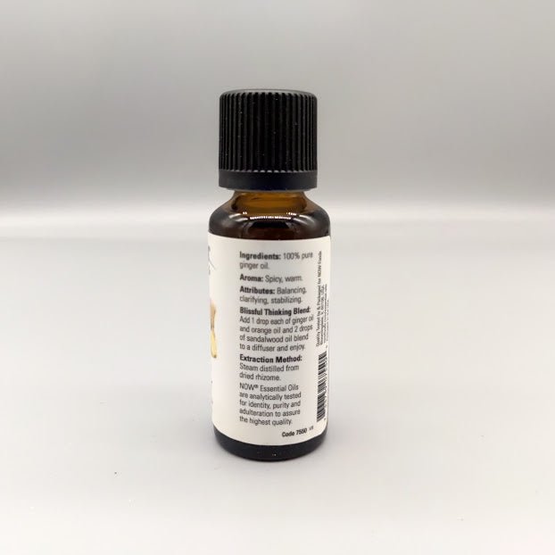 Aceite esencial de jengibre NOW 100% puro Zingiber officinale 1 oz — etiqueta con los ingredientes