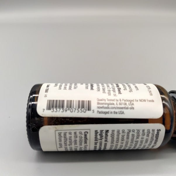 Aceite esencial de jengibre NOW 100% puro Zingiber officinale 1 oz — vista lateral
