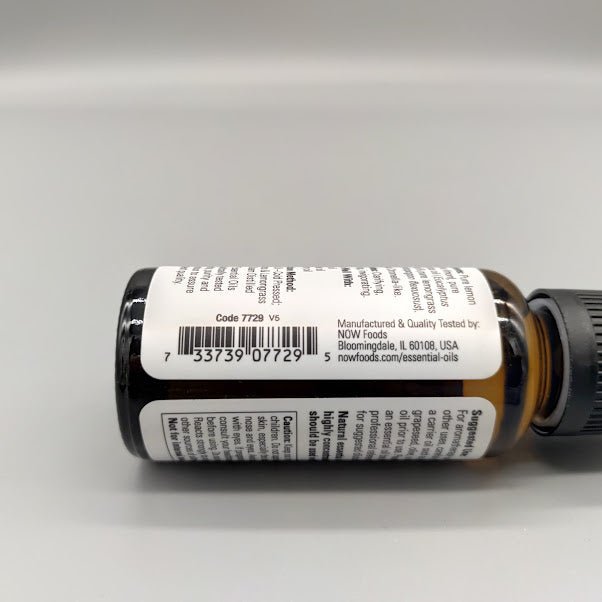 NOW Lemon and Eucalyptus Blend 1 oz aceite esencial — vista lateral (foto de archivo)