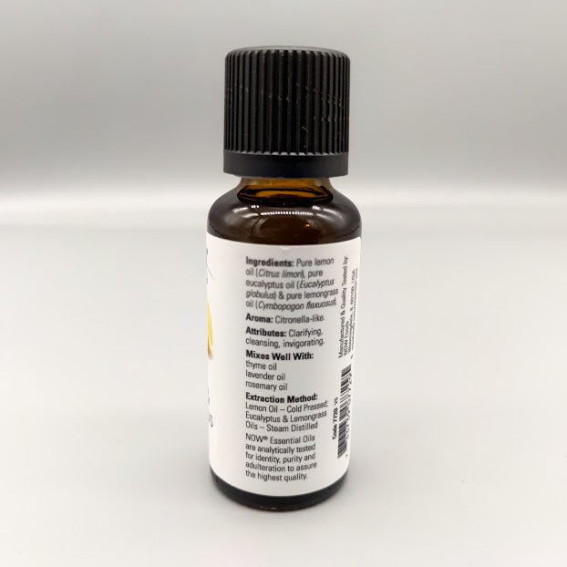 NOW Lemon and Eucalyptus Blend 1 oz aceite esencial — etiqueta con los ingredientes (foto de archivo)