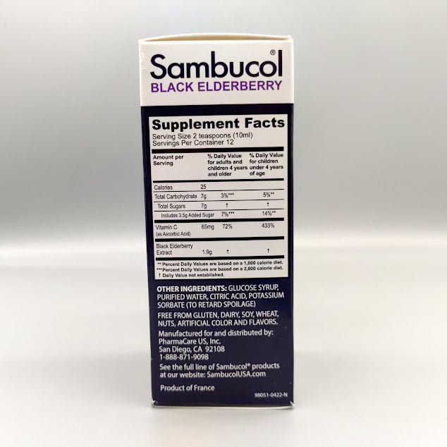 Sambucol Kids jarabe de saúco negro 4 oz con vitamina C — etiqueta con los ingredientes (foto de archivo)