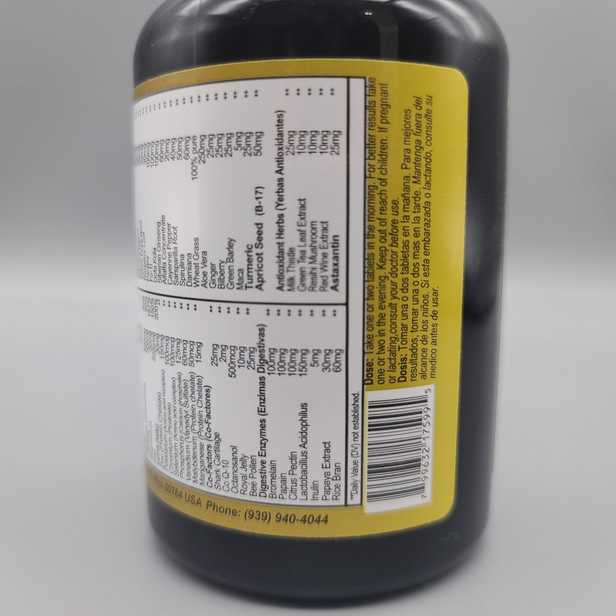 Multivitamínico Russian Tiger de Ultimate Pro en tabletas para la energía diaria — vista posterior del envase (foto de archivo)
